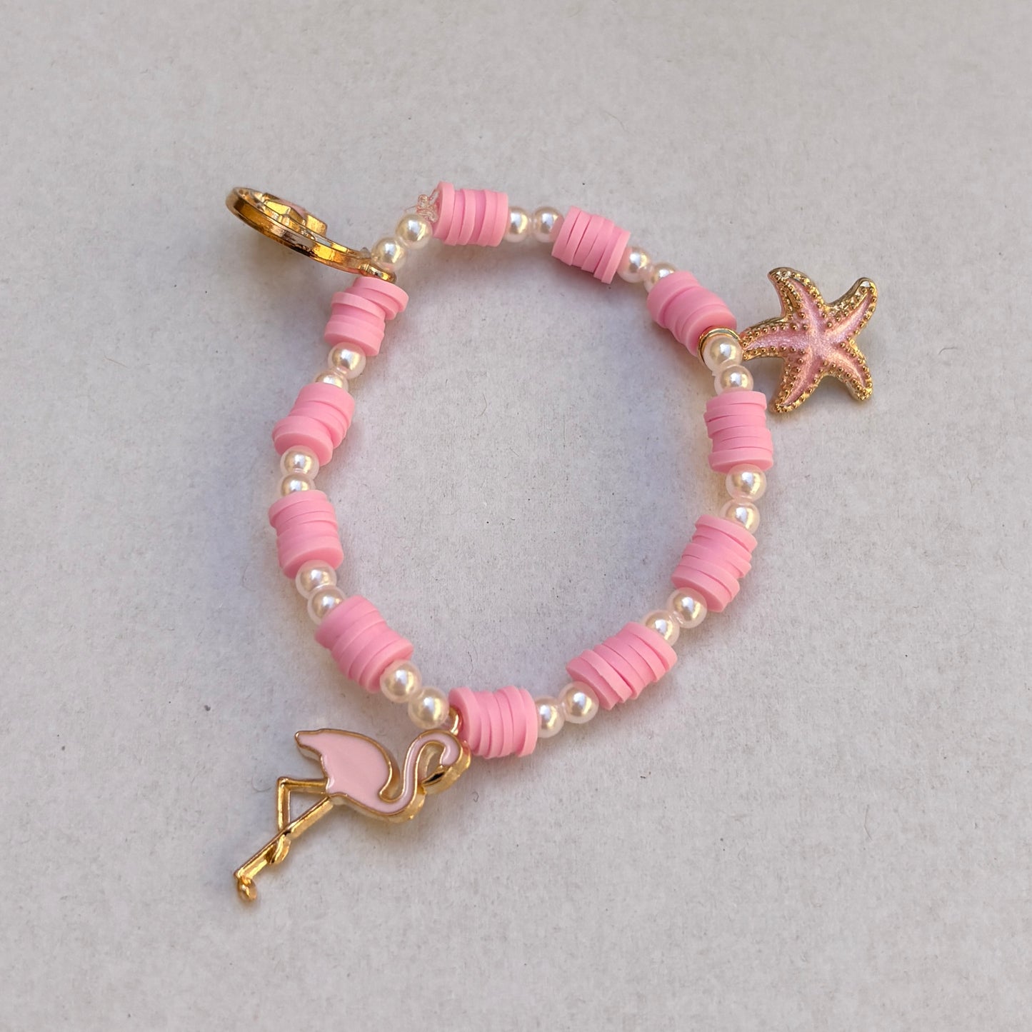 Pulsera rosa con adornos