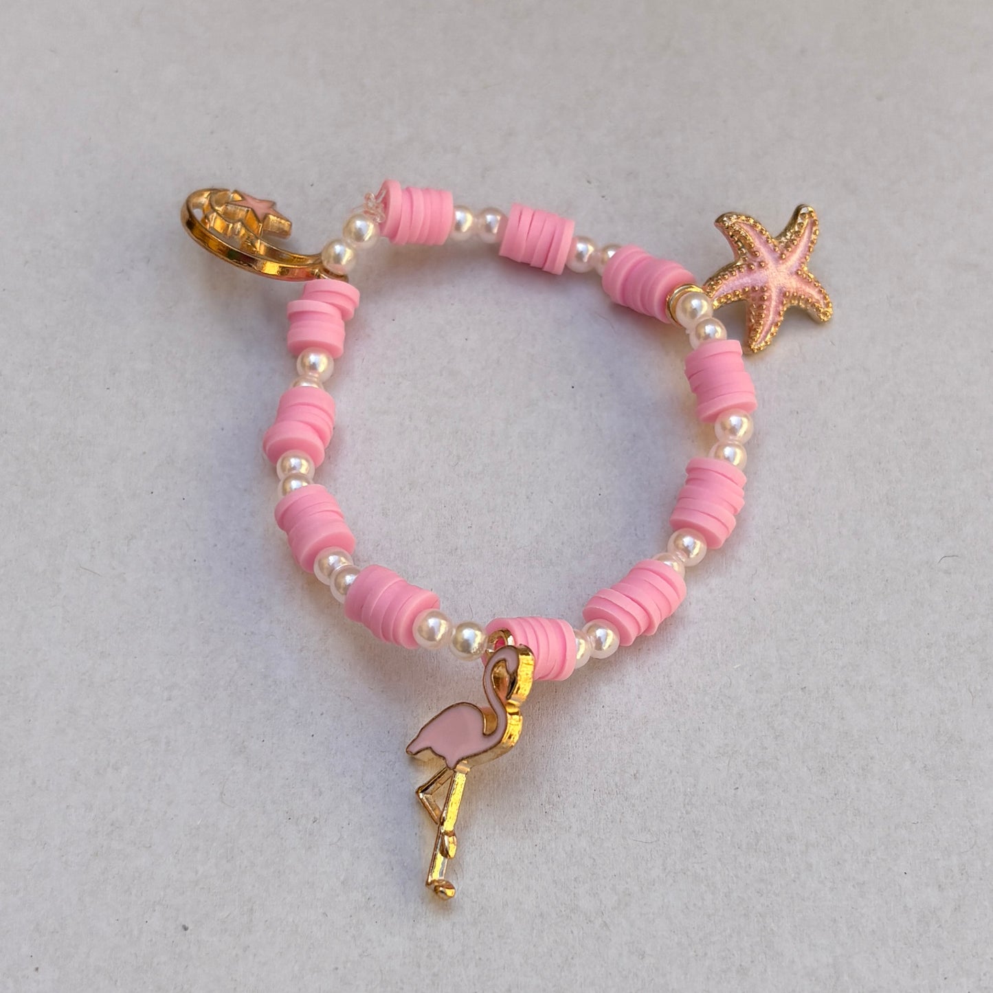 Pulsera rosa con adornos